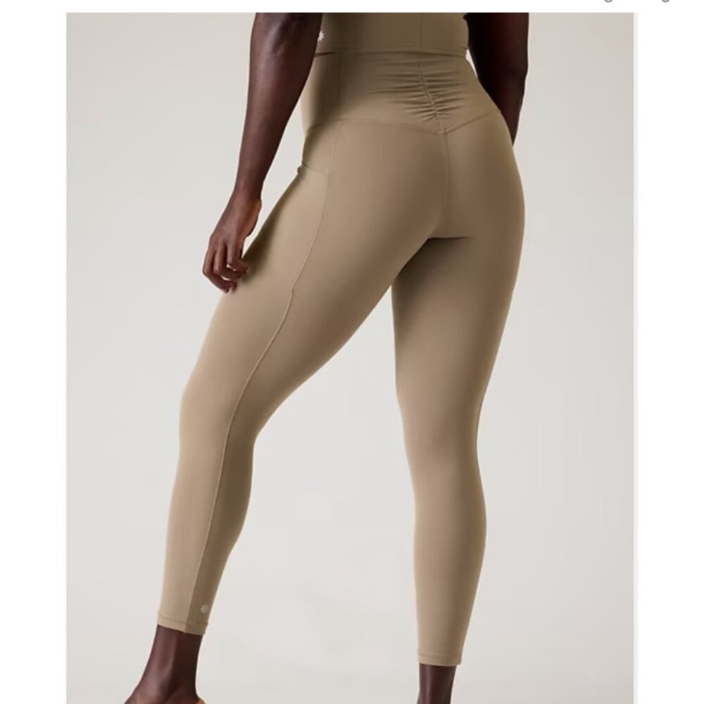 NWT Athleta Salutation Stash Cinch 7/8 Tight in Pyrite/Tan Size‎ Medium